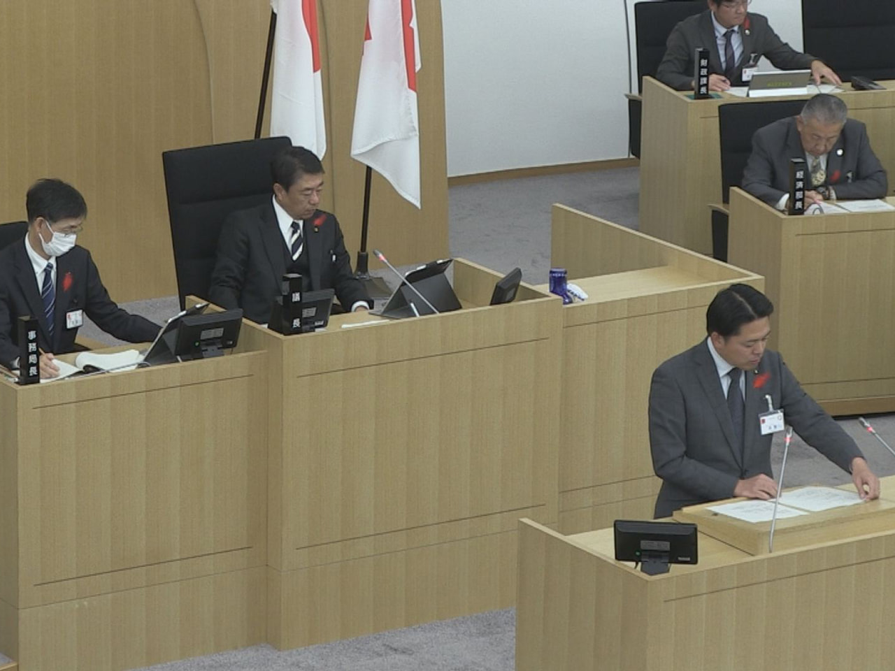 岐阜市議会の１１月定例会は２５日開会し、長良川鵜飼の観覧船料金の値上げに関する条...