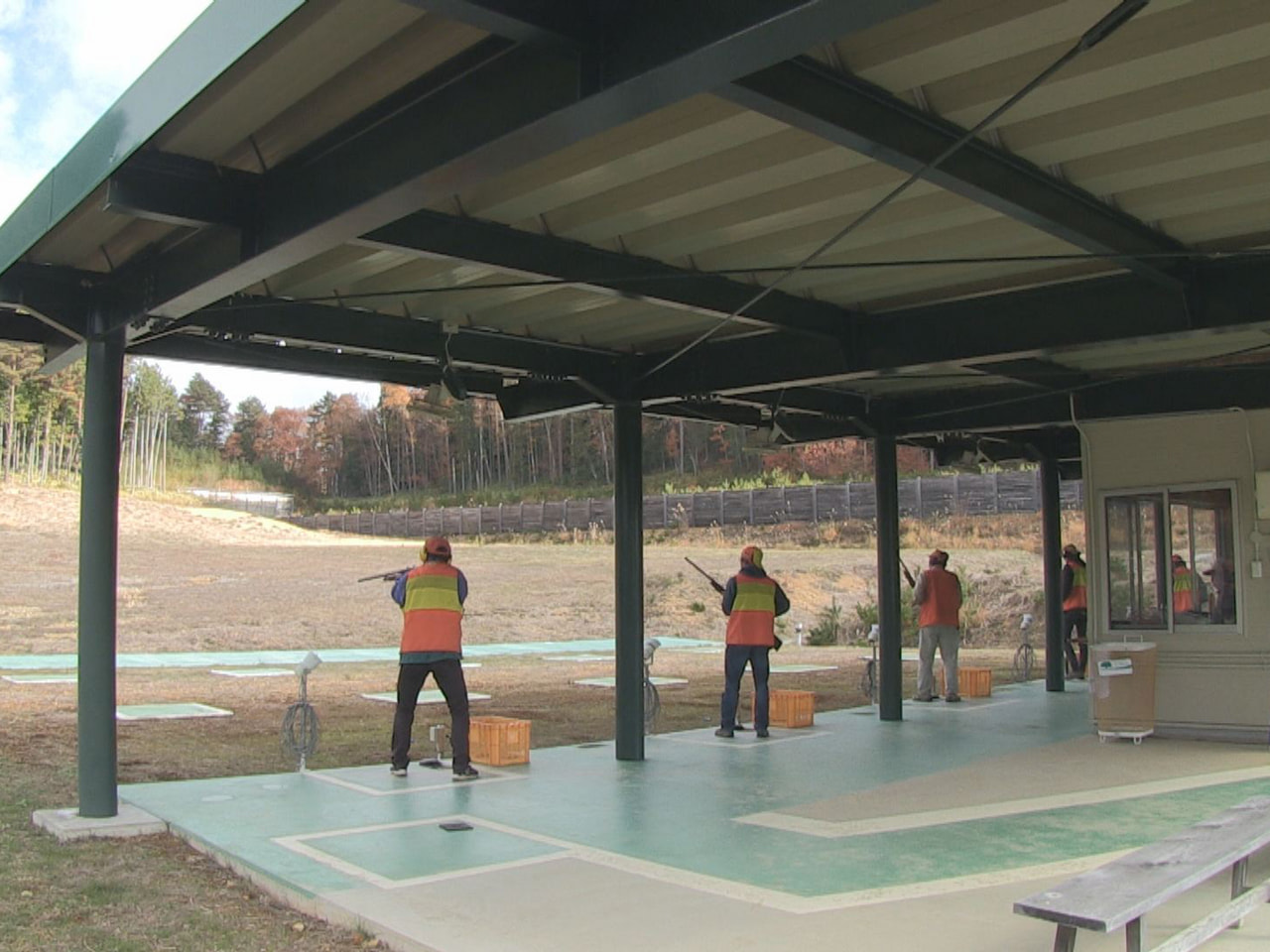 クマ被害が相次ぎ、市町村の判断でクマなどが人の生活圏に出没した際に発砲できる「緊...