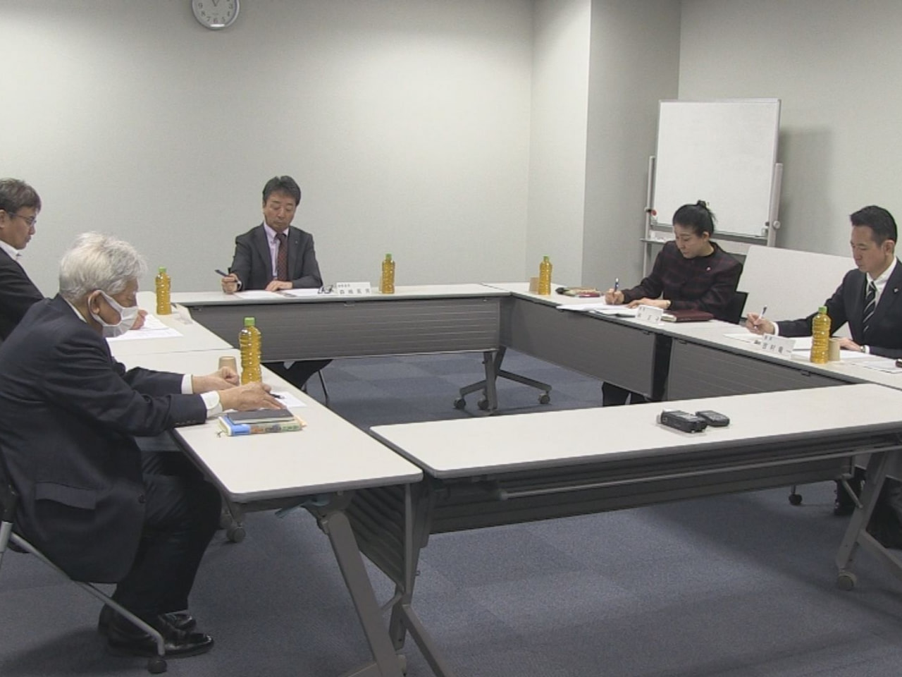 岐阜放送の番組審議会が２６日開かれ、出席した委員がぎふ信長まつりの騎馬武者行列の...