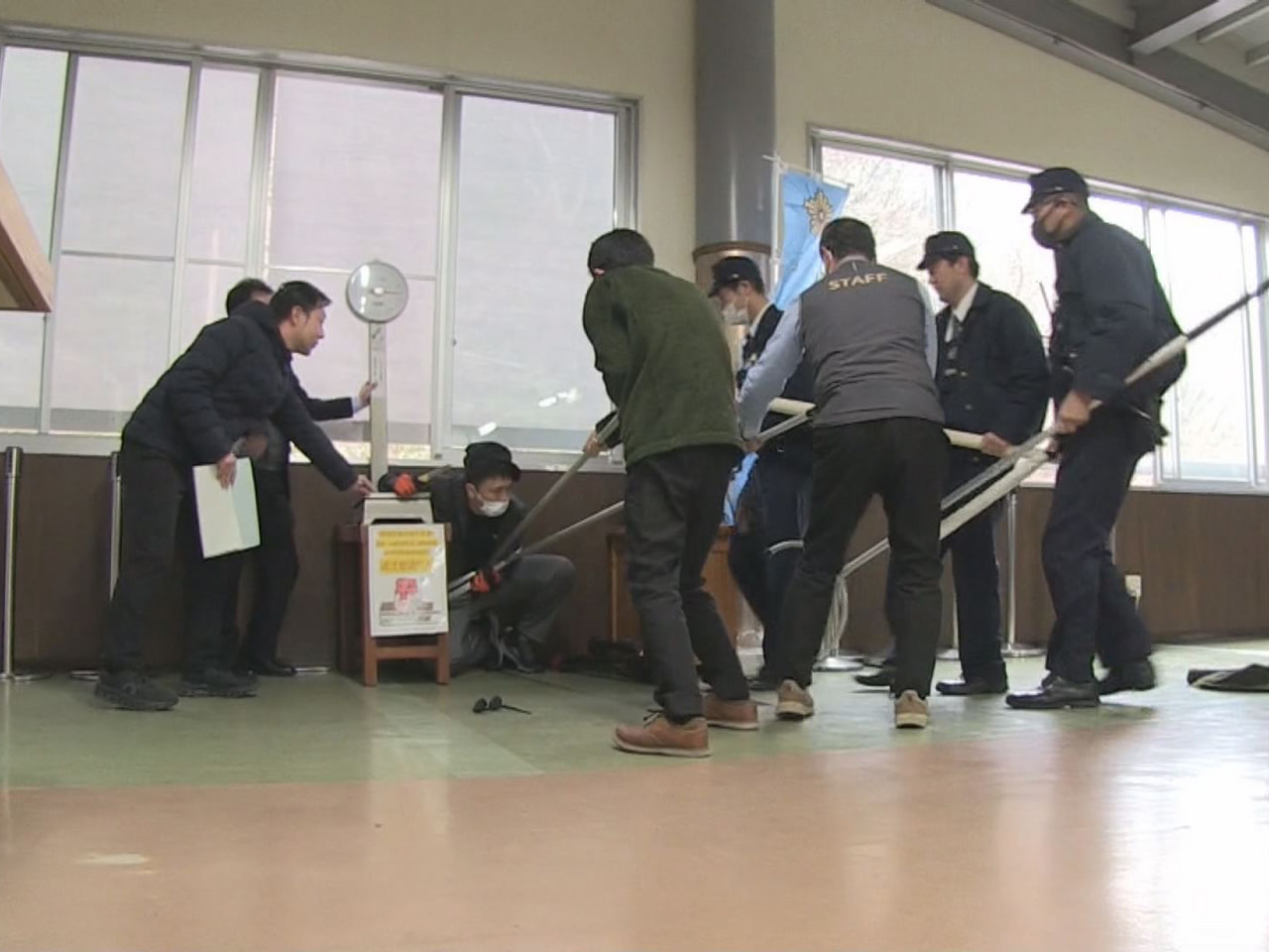 高山市奥飛弾温泉郷の新穂高ロープウェイで、不審者を想定した緊急時の対応訓練が行わ...