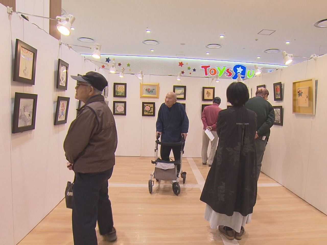 県ゆかりの作家らが善意で寄せた作品を展示・販売する「県チャリティー展」が２７日か...