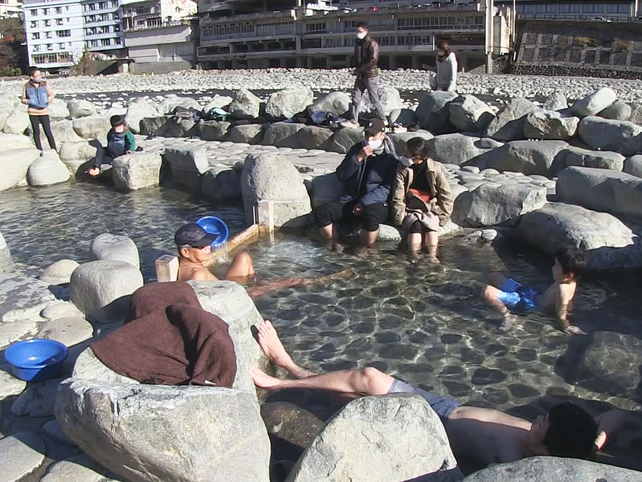 下呂市の河川敷にある人気の露天風呂「噴泉池」はこれまで、水着を着用すれば入浴でき...