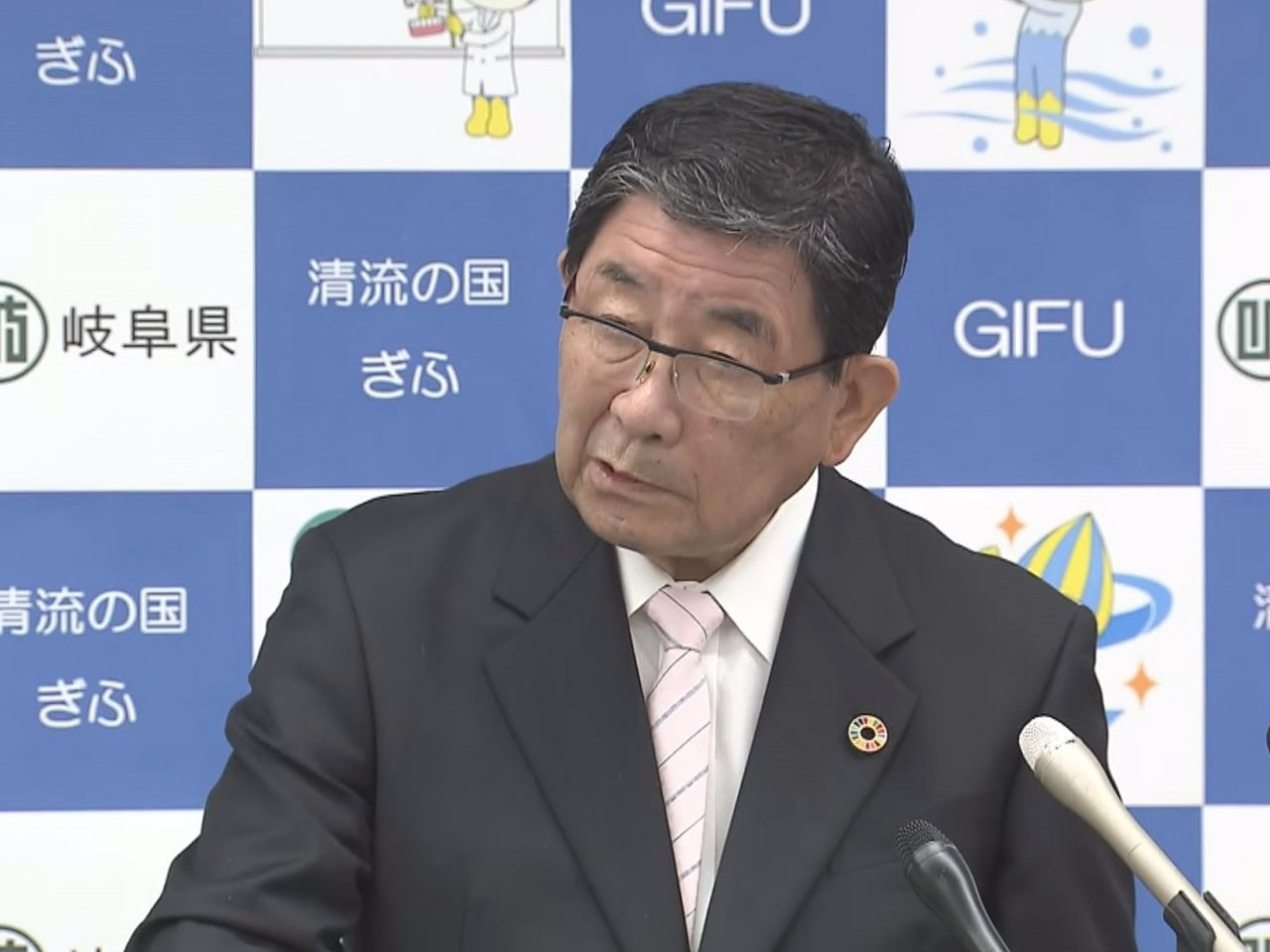 岐阜県の古田肇知事は29日の定例会見で、年収が103万円を超えると所得税が生じる...