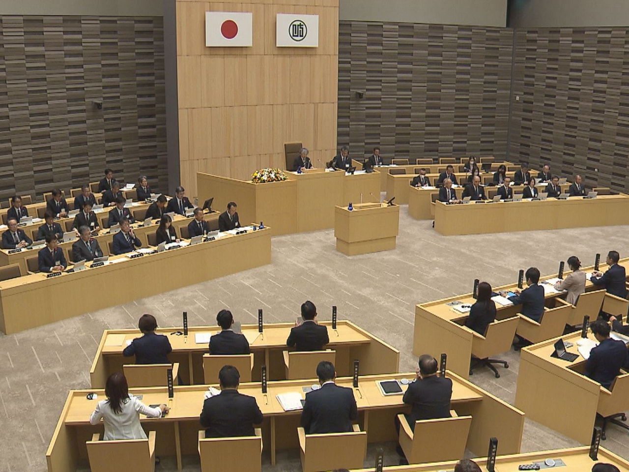 岐阜県議会の定例会が２日に開会し、給与改定に伴う職員給与の引き上げなど、６０億３...