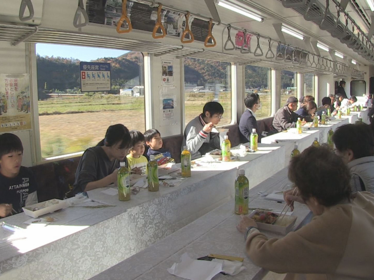 樽見鉄道とＪＡぎふが協力し、地元の農産物を使ったお弁当を列車の中で味わう企画「ぎ...