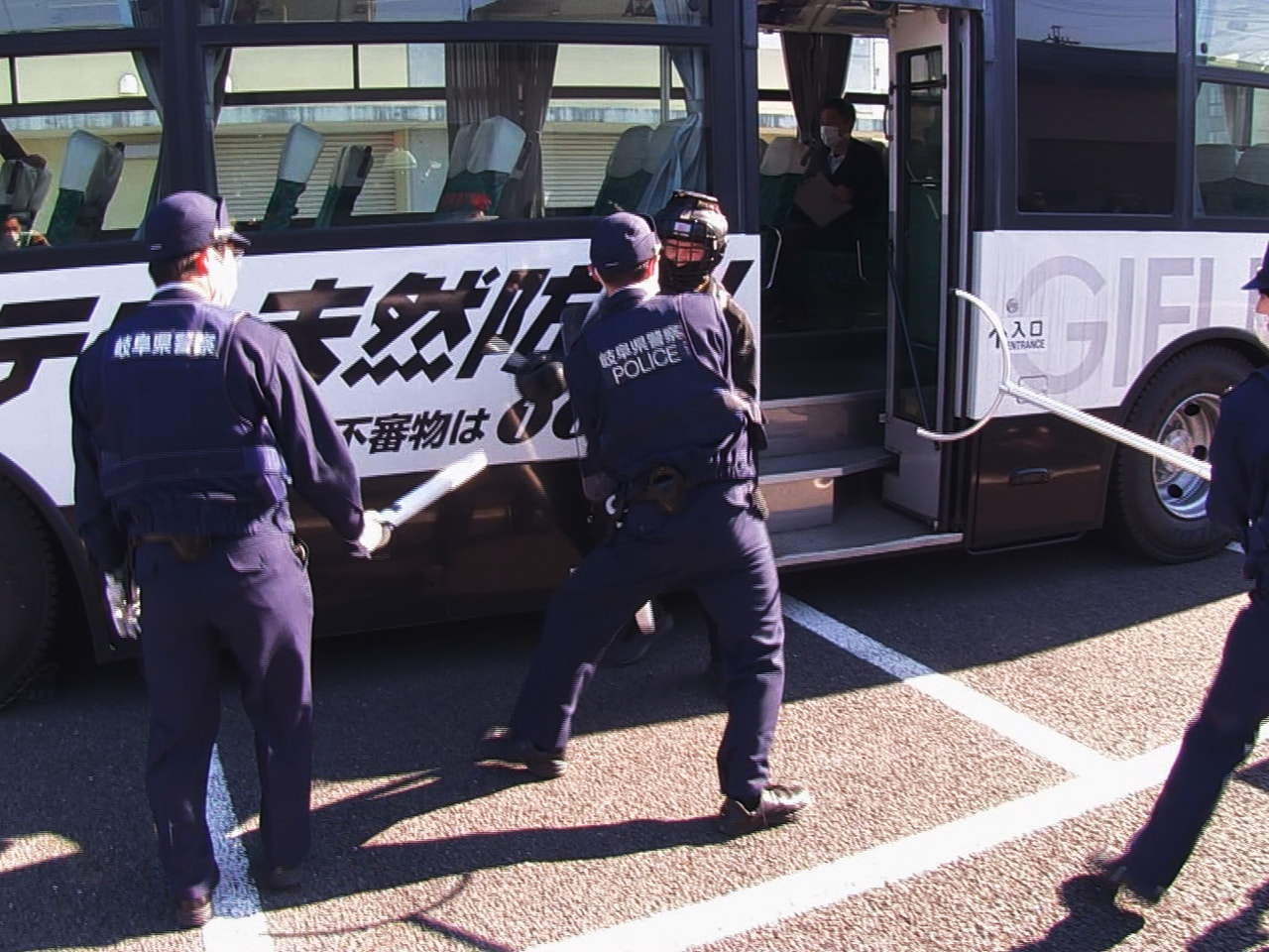 列車内における無差別事件が相次いでいることを受け、バス車内での不審者への対応を想...