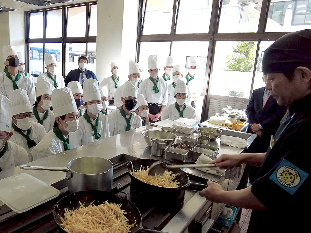 岐阜市の城南高校調理科の生徒が考案した新メニューが、４日から中華料理店サンコック...