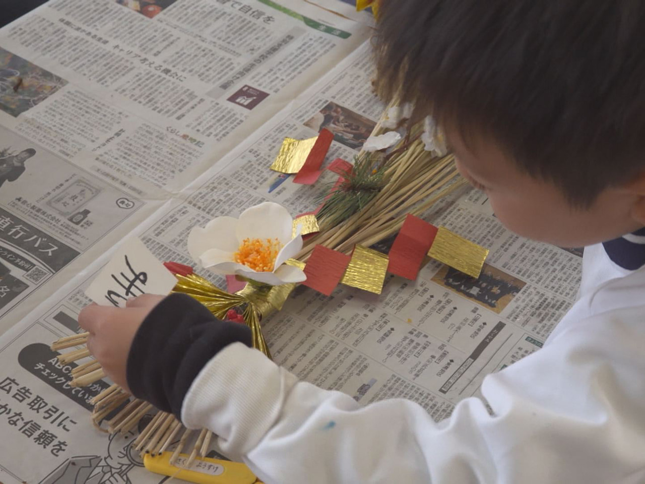 年の瀬が近づき、正月を迎える準備が進んでいます。岐阜市の幼稚園では、園児らが自分...