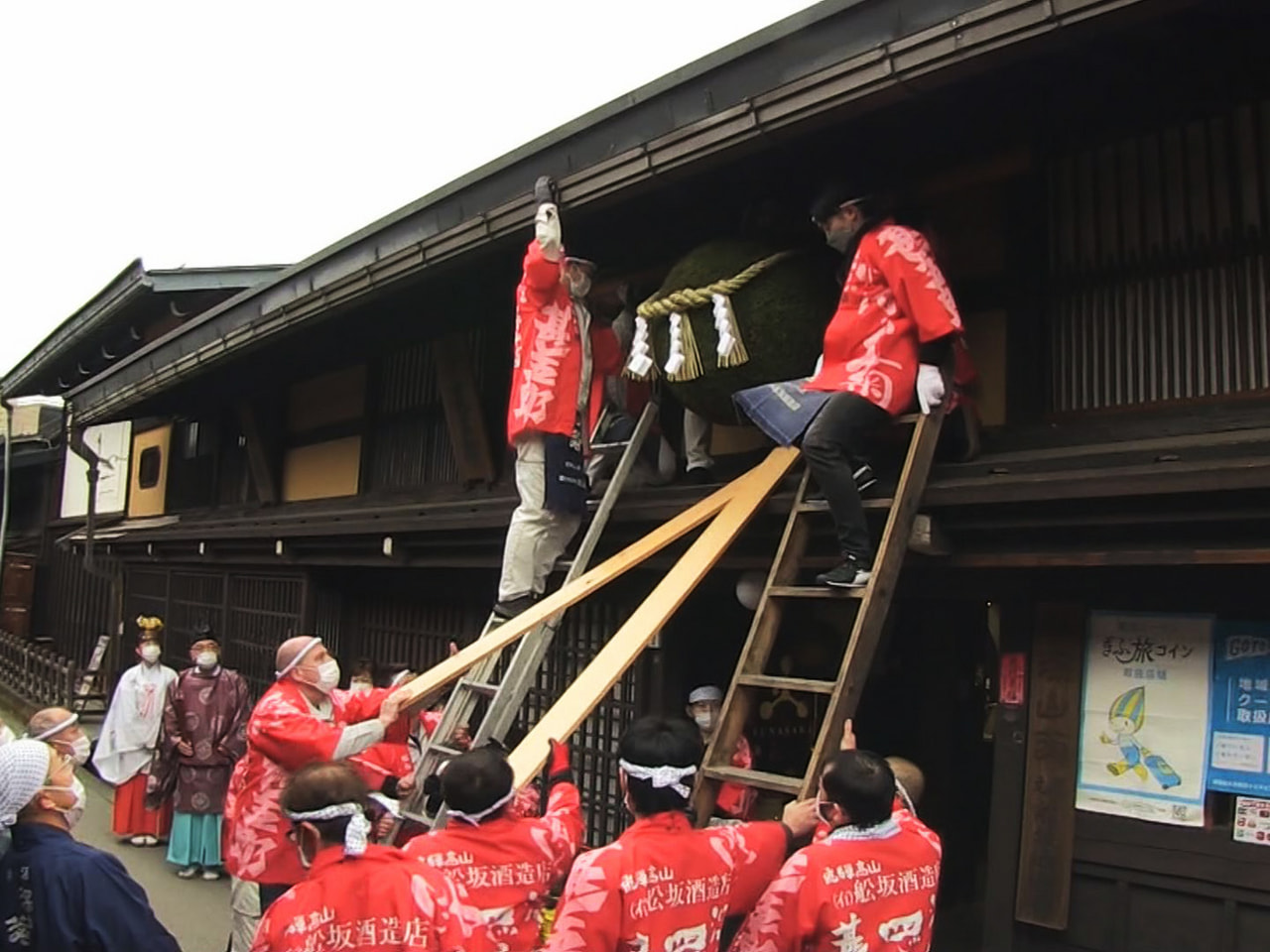岐阜県高山市にある造り酒屋で5日、新酒が出来上がったことを知らせる新しい「杉玉」...