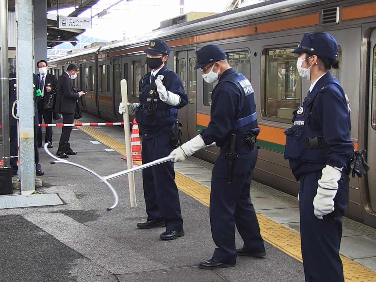 列車内で刃物を使った事件が相次いでいることを受け、8日、中津川市のJR中津川駅で...