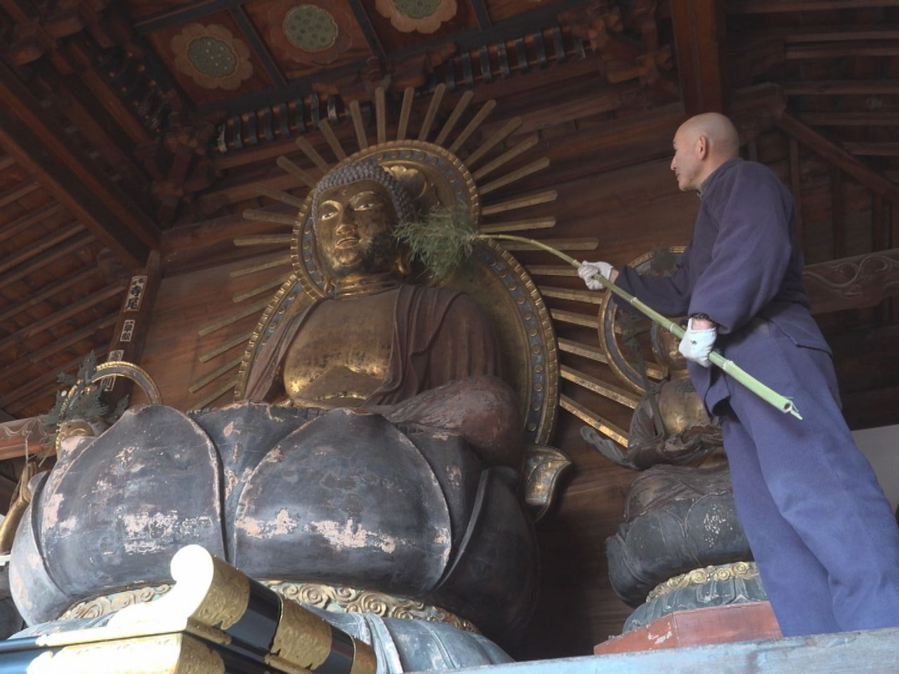 迎春の準備が各地で進んでいます。関市の関善光寺では１０日、高さ５メートルの大仏の...