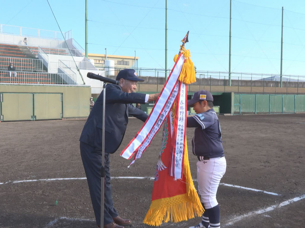 ピノキオ薬局杯各務原市秋季学童野球大会の決勝戦が７日、プリニーの野球場で行われ、...