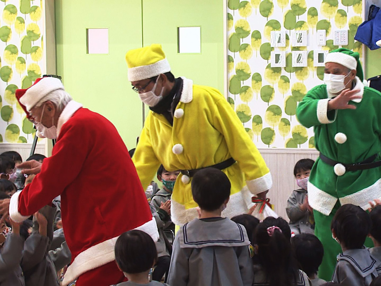 クリスマスを前に信号機の色の衣装に身を包んだ３人のサンタクロースが岐阜市の保育園...