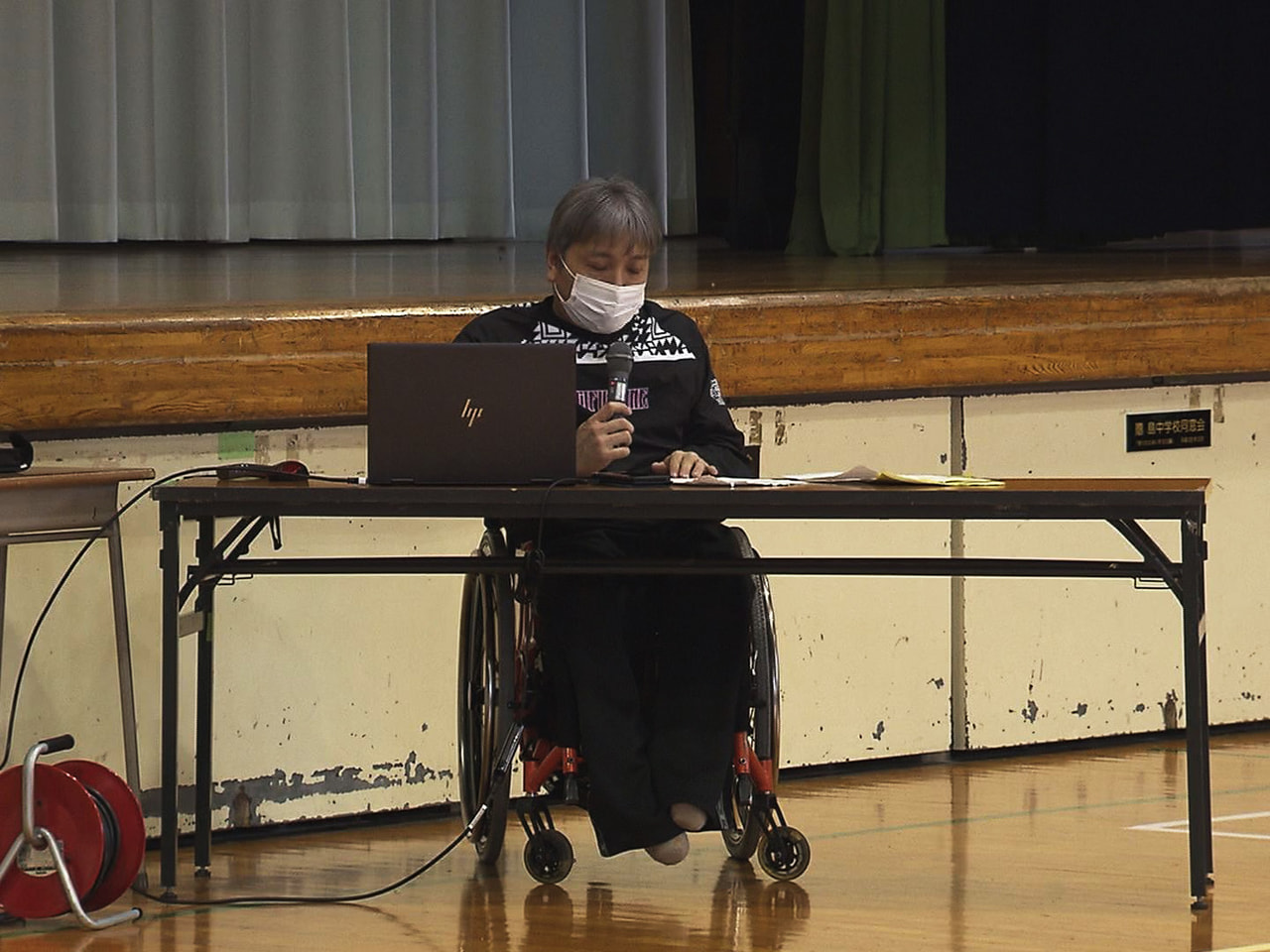 岐阜市の中学校で14日、車いすバスケットボールのチームと生徒が交流するイベントが...