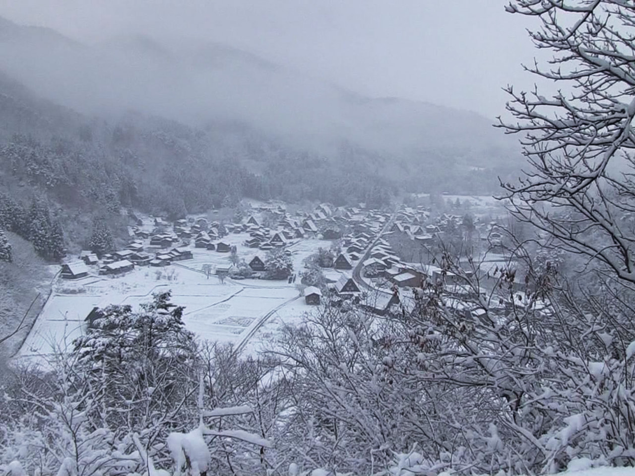 岐阜県内は１５日、冬型の気圧配置の影響で日中も気温が上がらず、ほとんどの観測地点...