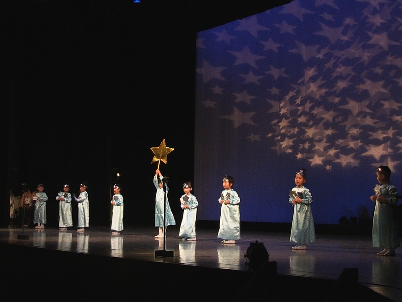 クリスマスを前に17日、岐阜市の幼稚園児がイエス・キリストの生誕にまつわる演劇を...
