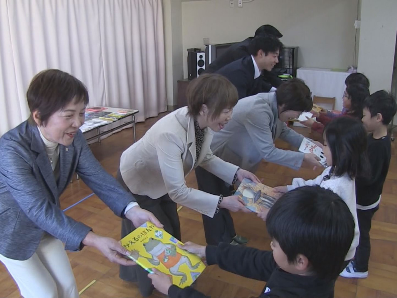 プルーンの加工品「ミキプルーン」で知られる三基商事が中津川市のこども園に絵本など...