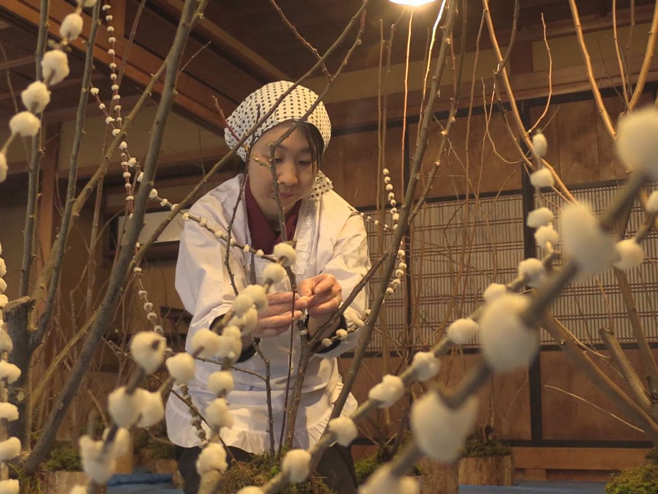 高山市の観光施設「飛騨の里」で、年末恒例の花もちと鏡餅づくりが行われました。 飛...
