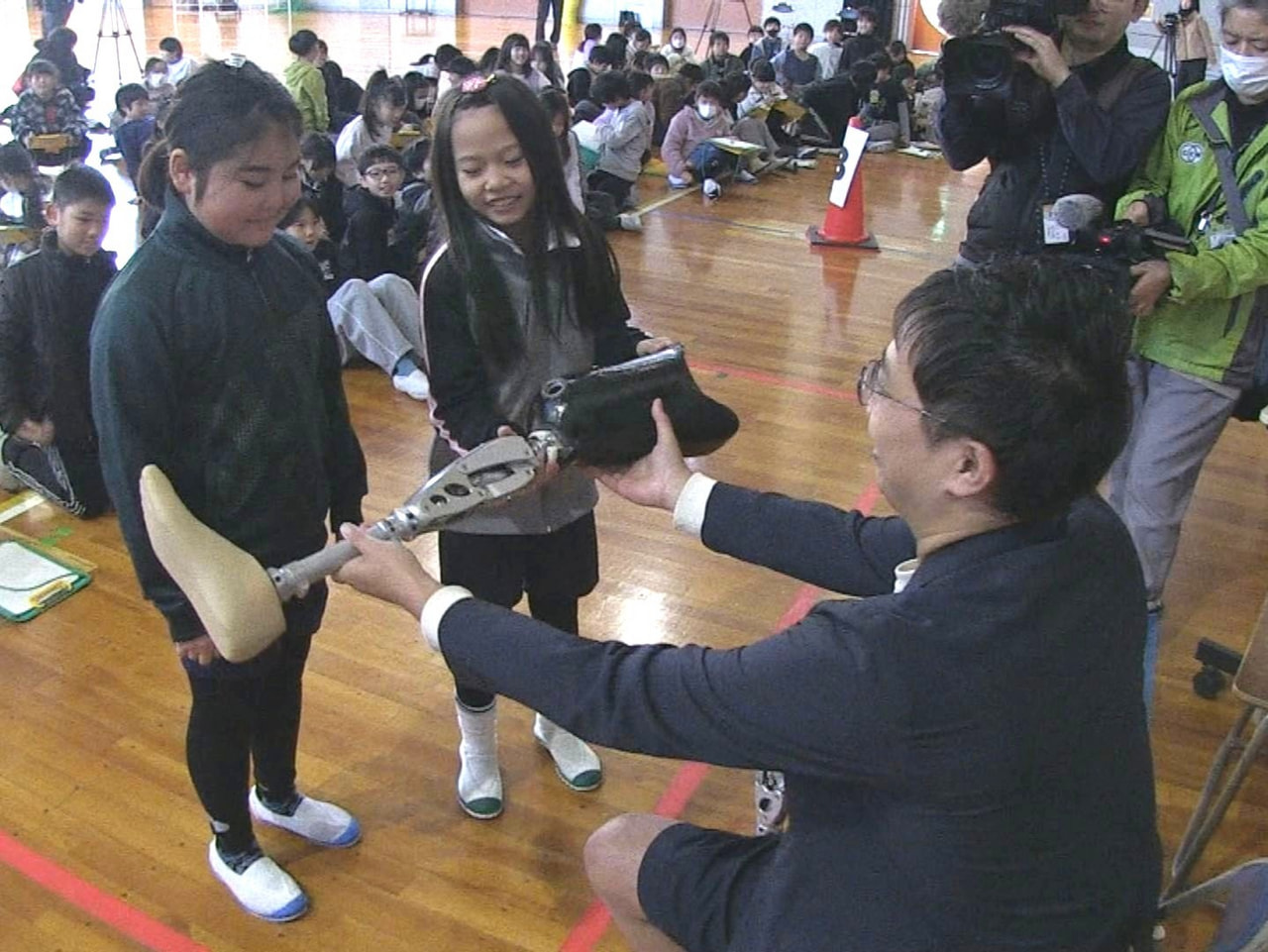 子どもたちに障害への理解を深めようと「義足パパ」として障害者の支援活動などを行う...