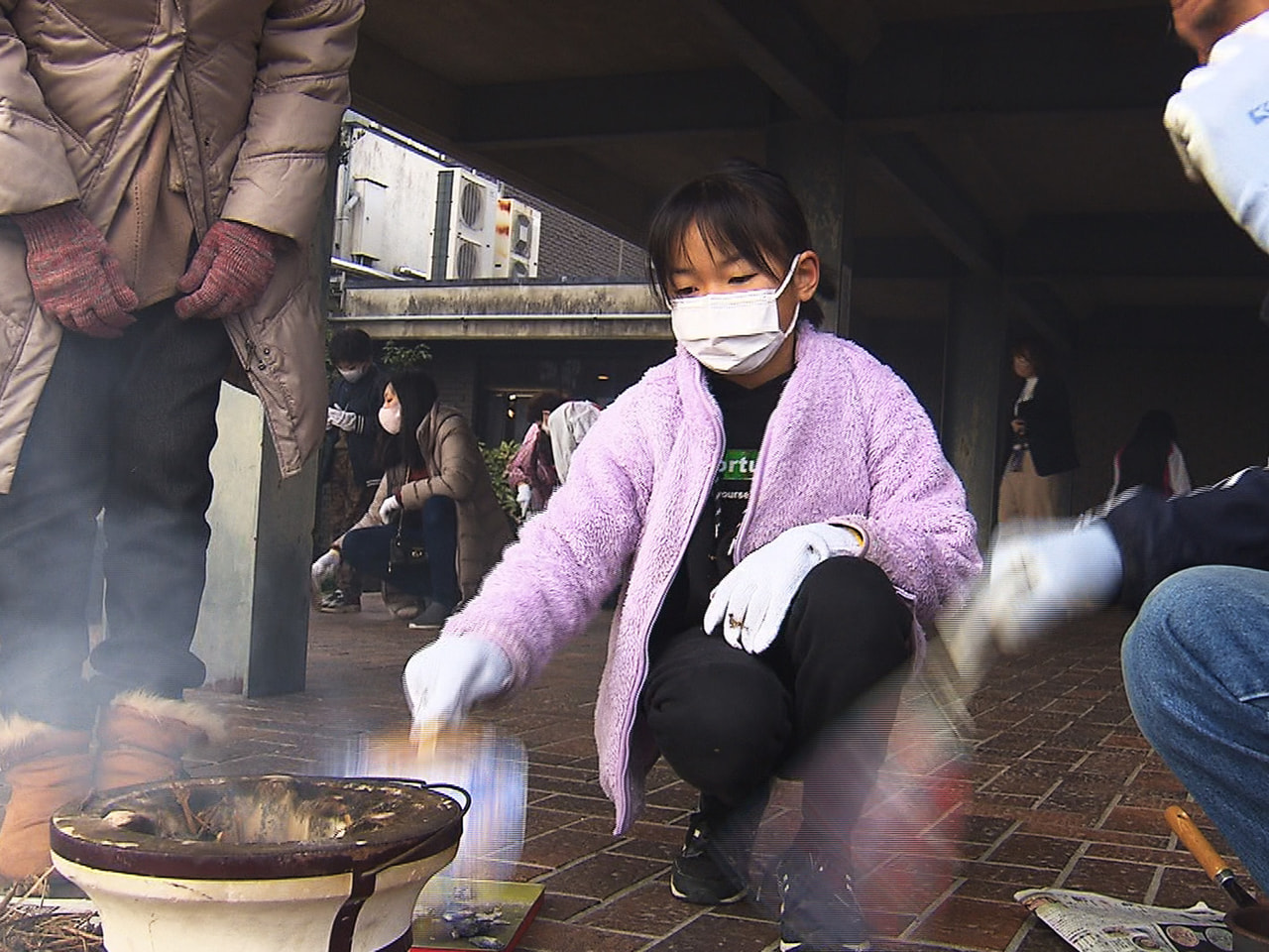 歴史への関心を持ってもらおうと、大垣市で１９日、火鉢で餅を焼く体験教室が開かれま...