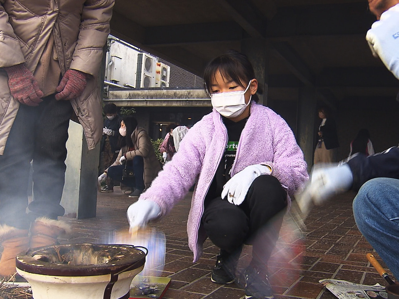 歴史への関心を持ってもらおうと、大垣市で19日、火鉢で餅を焼く体験教室が開かれま...