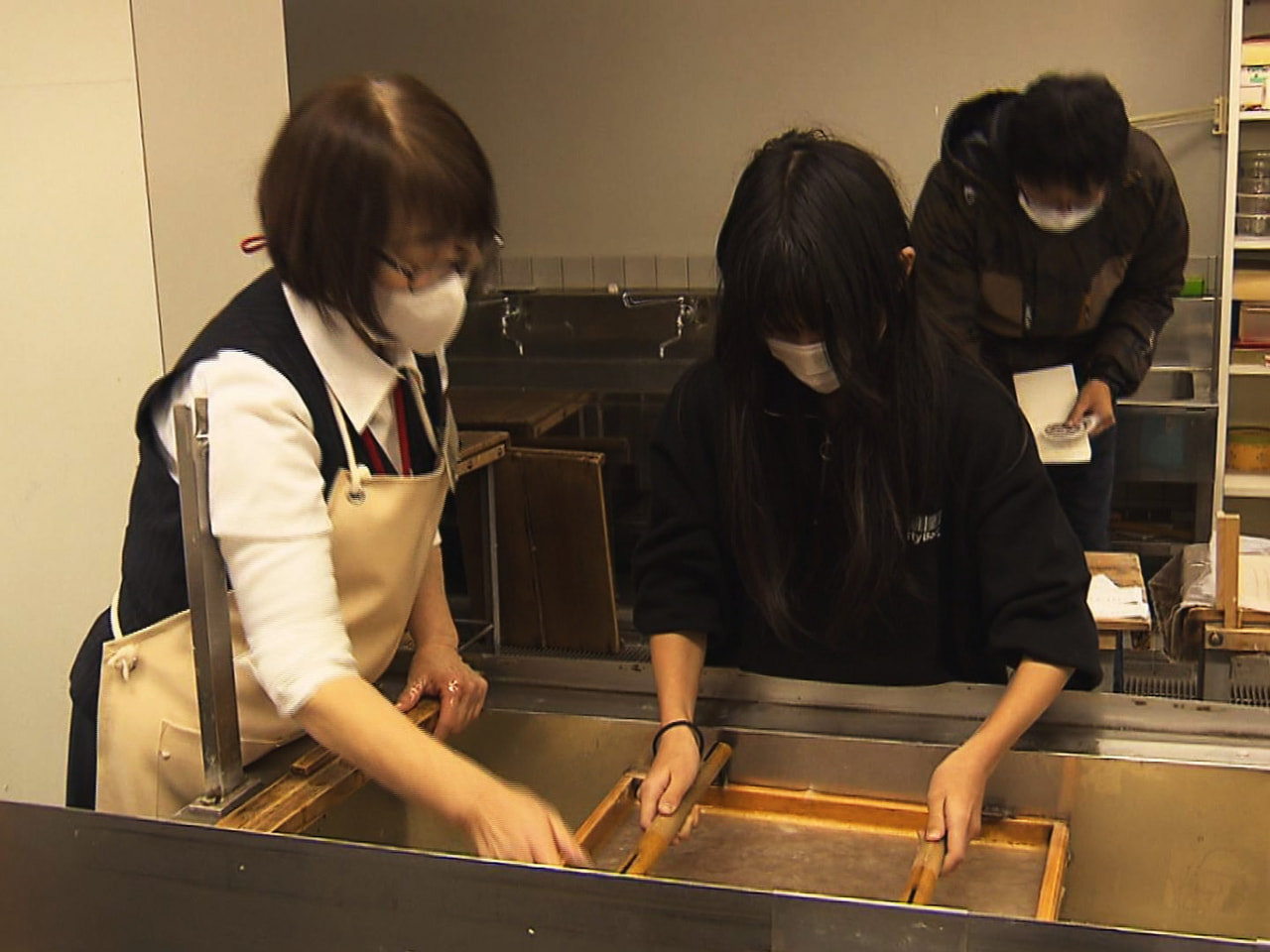 岐阜県美濃市の小中学生は卒業式で、地元特産の美濃和紙を自分ですいた卒業証書を受け...