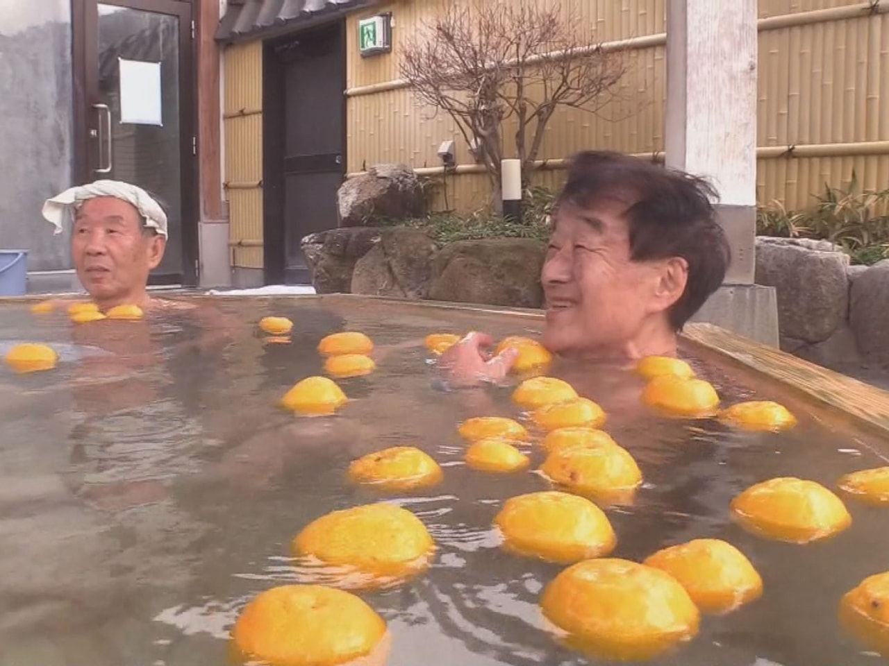 ２２日は冬至です。高山市の温泉施設では、「ゆず湯」のサービスが行われ、入浴客が爽...