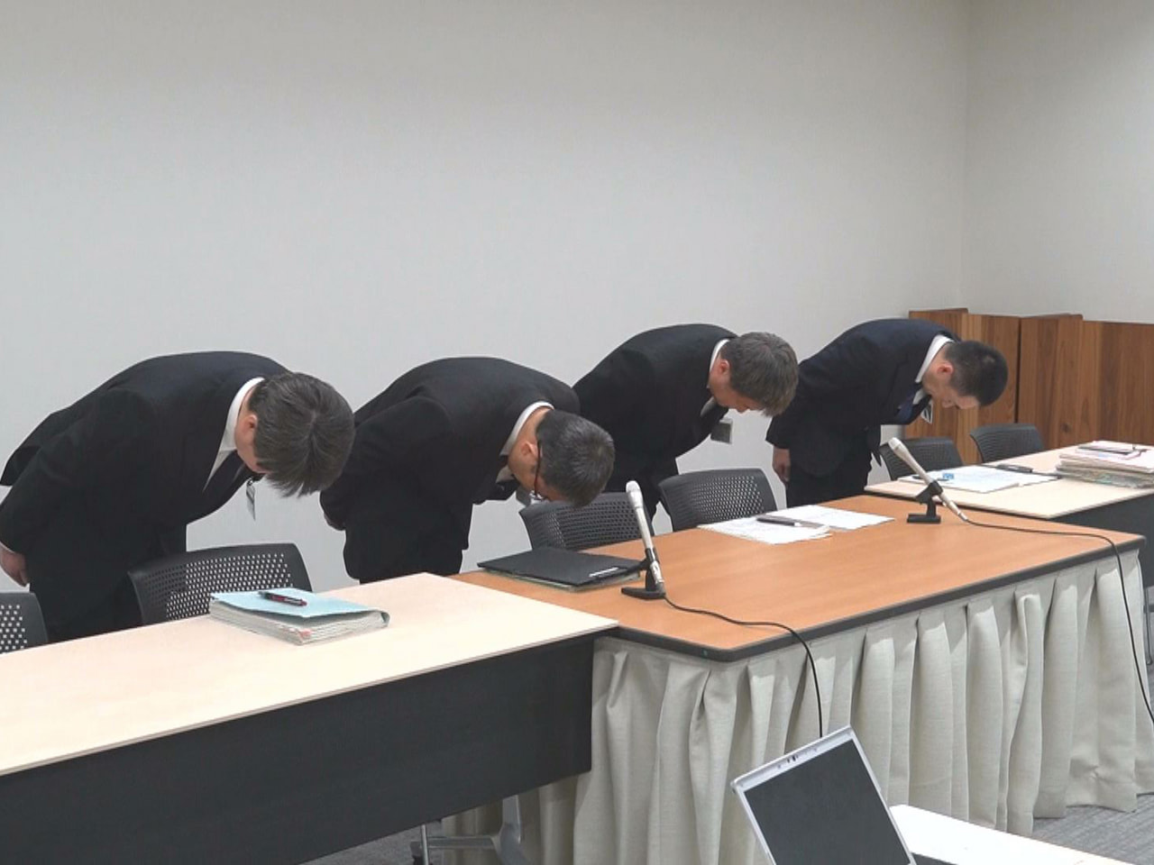 県教育委員会は２３日、ストーカー行為や体罰をした教師など、県立高校に関係する４人...