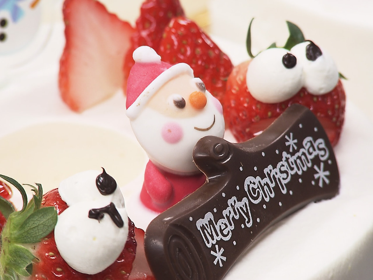 クリスマスを控え、岐阜県内の洋菓子店ではクリスマスケーキ作りが最盛期を迎えていま...