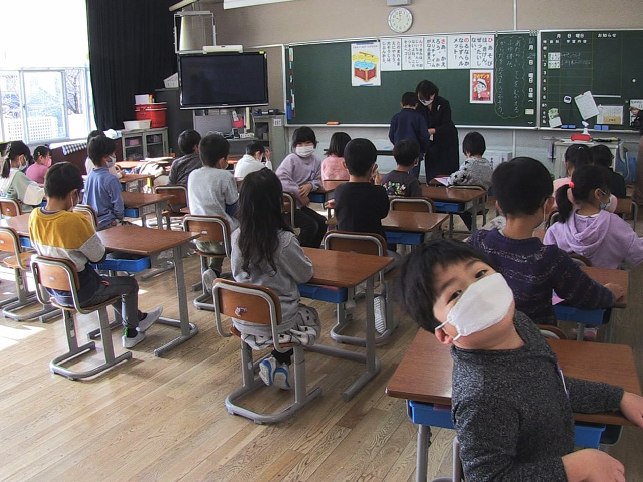 岐阜県内のほとんどの公立小、中学校で24日、終業式が行われました。 児童・生徒は...
