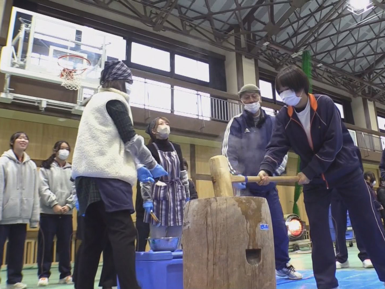 高山市の中学校で２５日、２６日から始まる冬休みを前に、年末恒例の「餅つきの会」が...