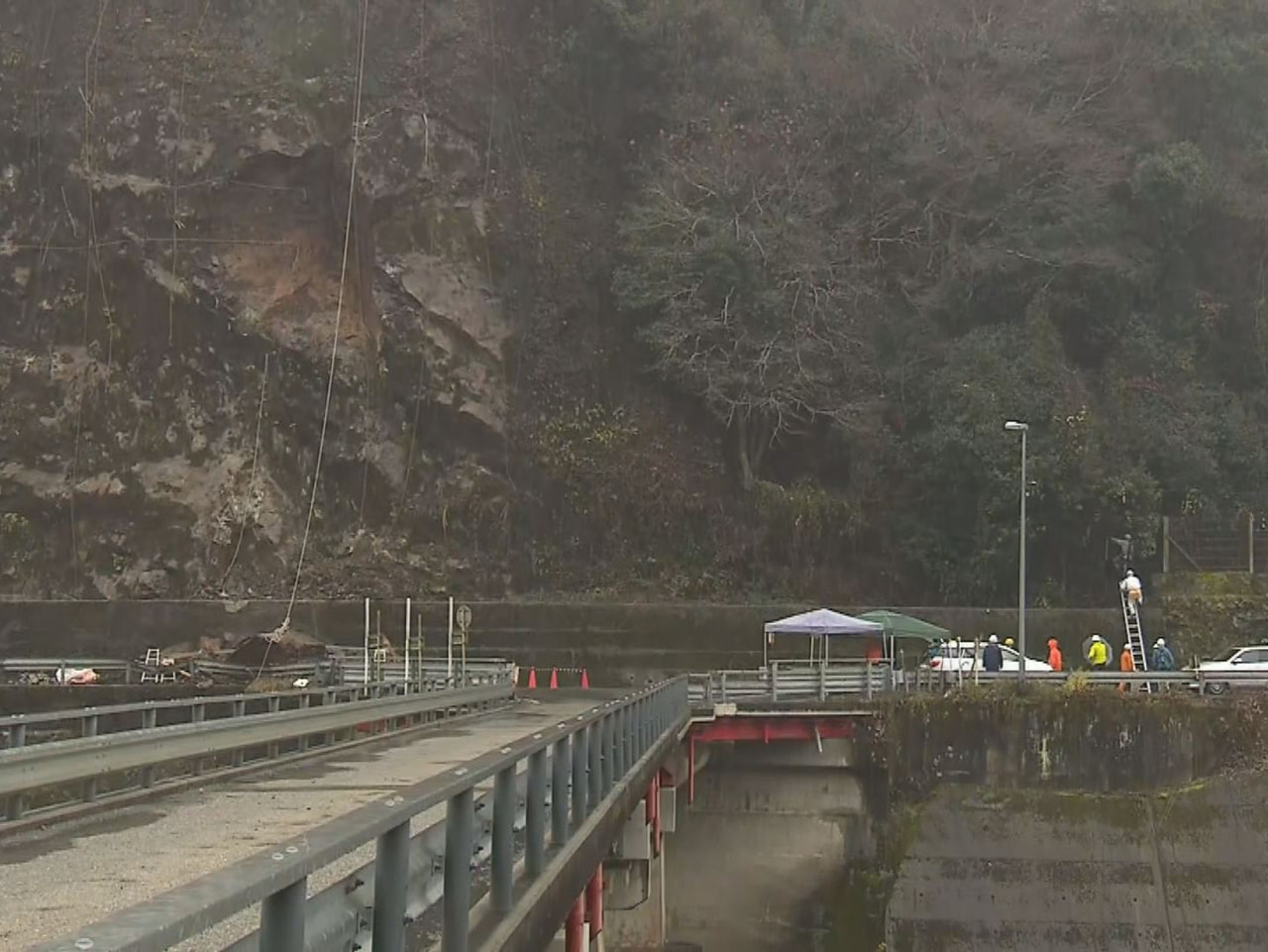 １１月末に土砂崩れが発生し、通行止めが続く多治見市の県道名古屋多治見線（愛岐道路...
