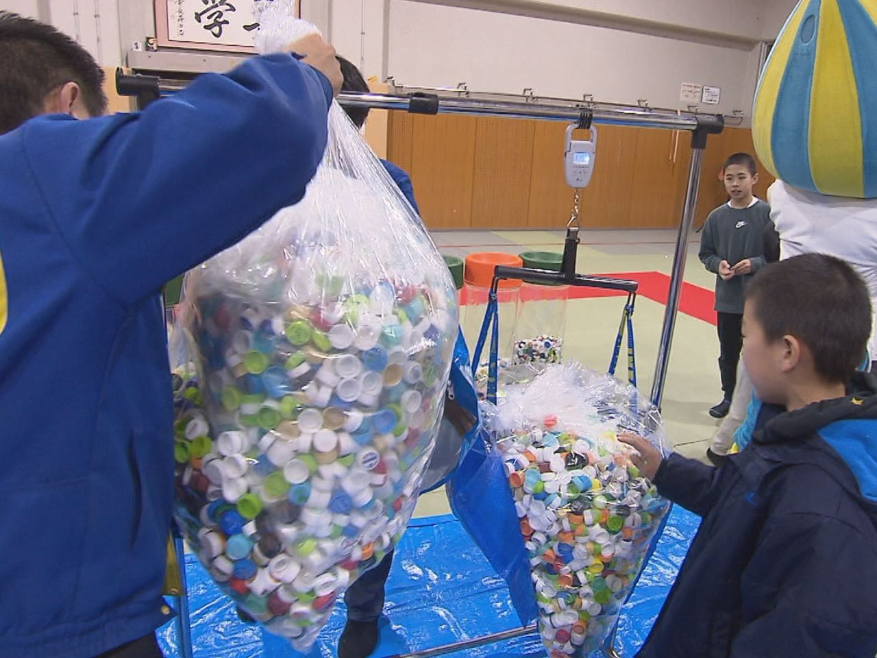 環境学習の一環として小中学生が回収したペットボトルキャップの重さを競う大会が岐阜...