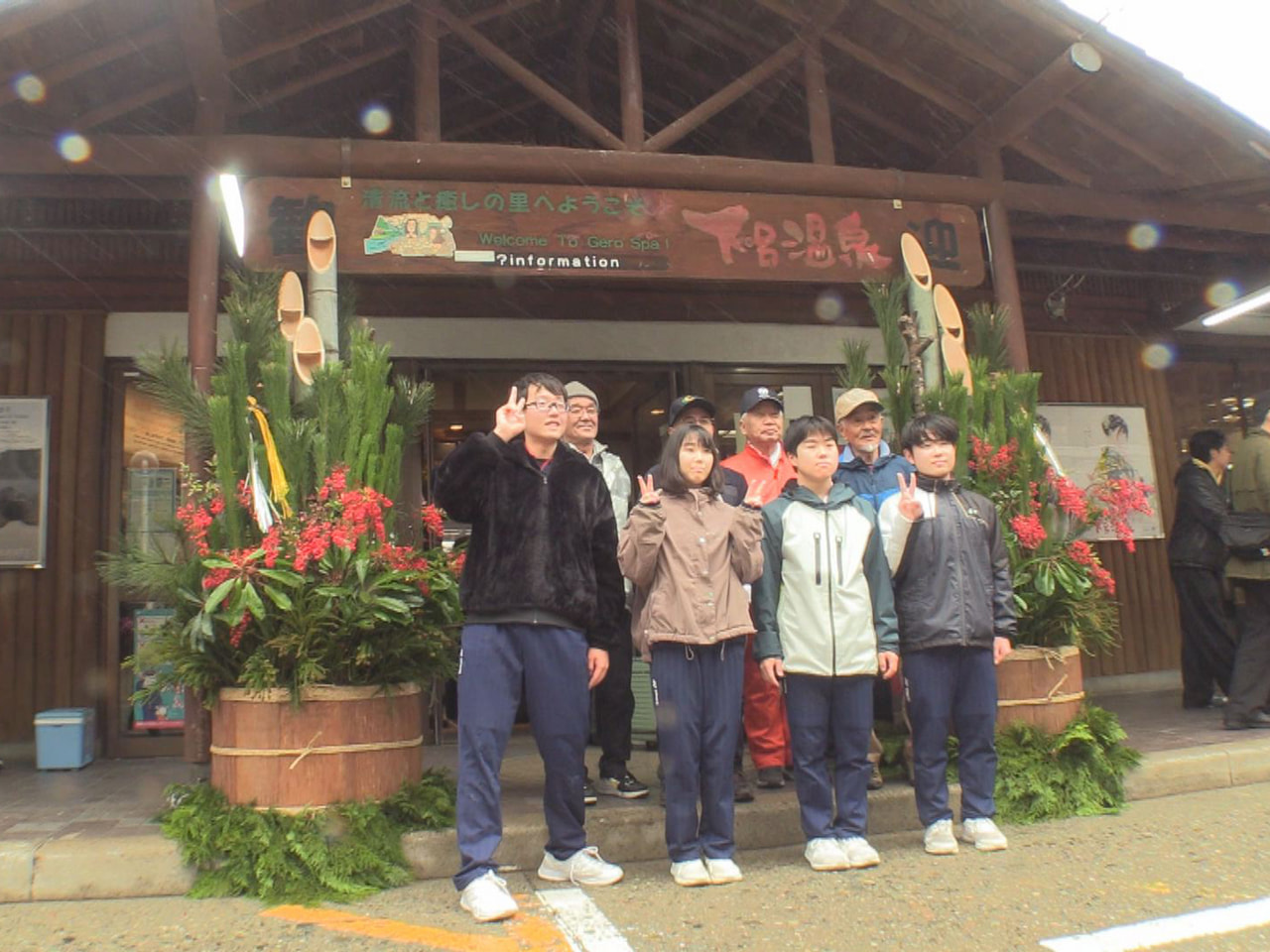 下呂温泉の玄関口、ＪＲ下呂駅に恒例のジャンボ門松がお目見えし、迎春ムードを高めて...