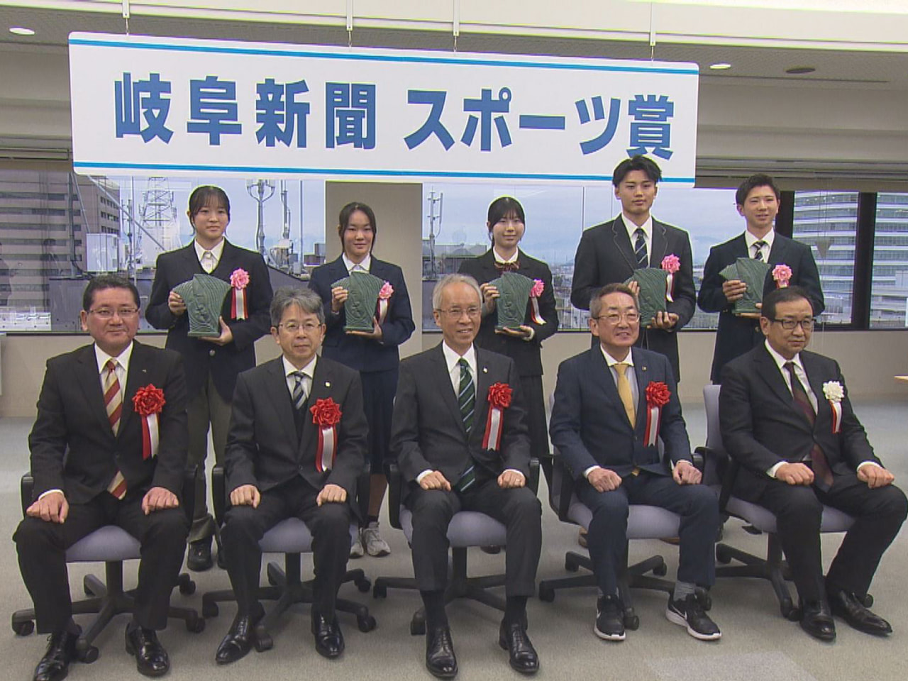 ことしのスポーツの主役たちがそろいました。第５２回岐阜新聞スポーツ賞の贈呈式が岐...