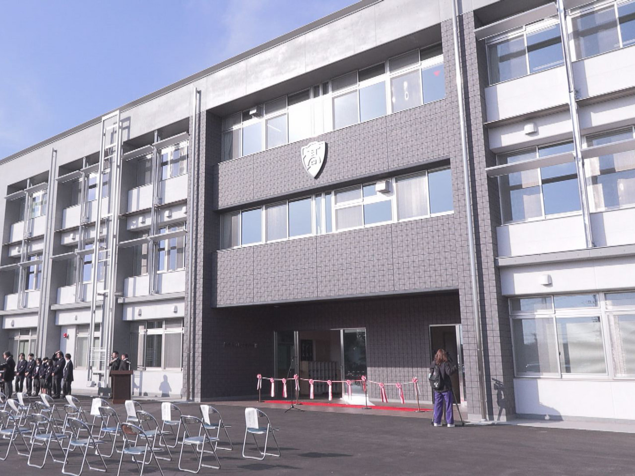 美濃加茂市の岐阜県立加茂高校で旧校舎を改築した第１棟新校舎の完成記念式典が行われ...