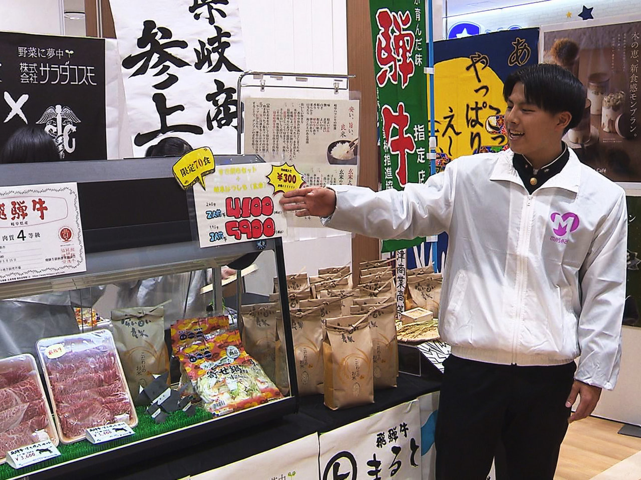 岐阜県内の商業高校生が商品の企画力や販売技術などを競う「県商業高校達人カップ」が...