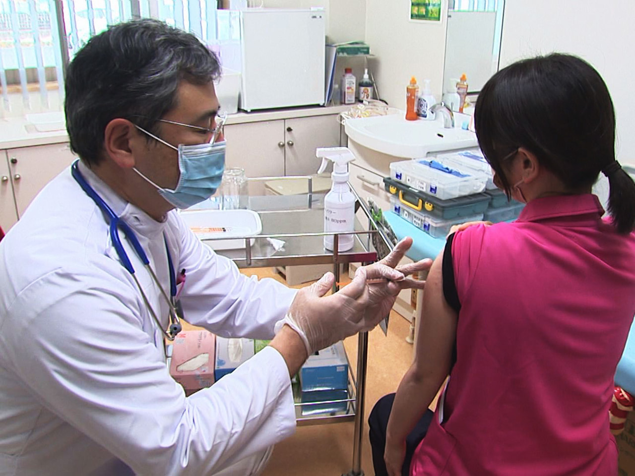 高齢者施設の入所者らを対象とした新型コロナウイルスワクチンの３回目接種が２７日、...