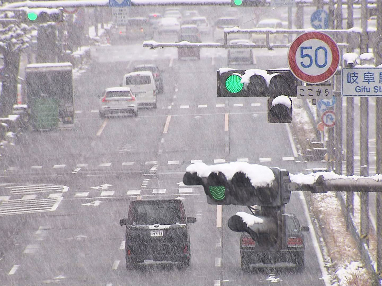 岐阜県では、強い冬型の気圧配置の影響で２７日夜遅くにかけて、岐阜・西濃を中心に警...