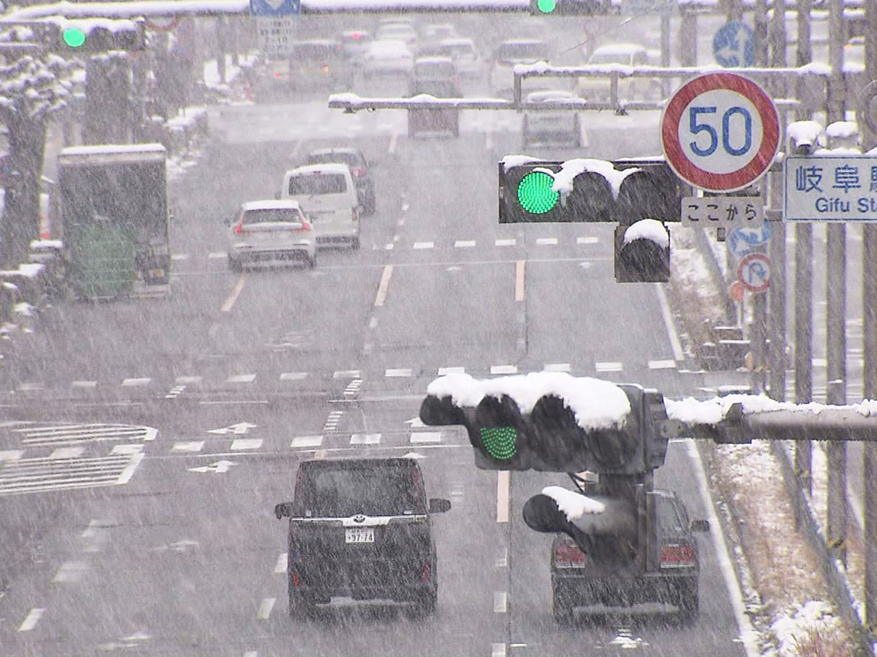 岐阜県では、強い冬型の気圧配置の影響で27日夜遅くにかけて、岐阜・西濃を中心に警...