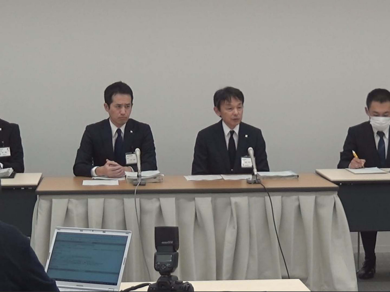 県教育委員会は24日、同僚の女性職員にセクハラ発言をした男性教諭を停職2カ月の懲...