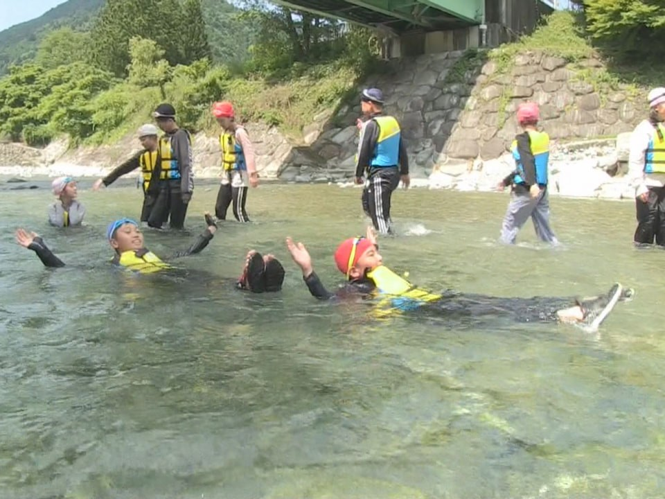 下呂市の小学校で岐阜聖徳学園大学の教授と学生を招いて命を守る着衣泳の授業が行われ...