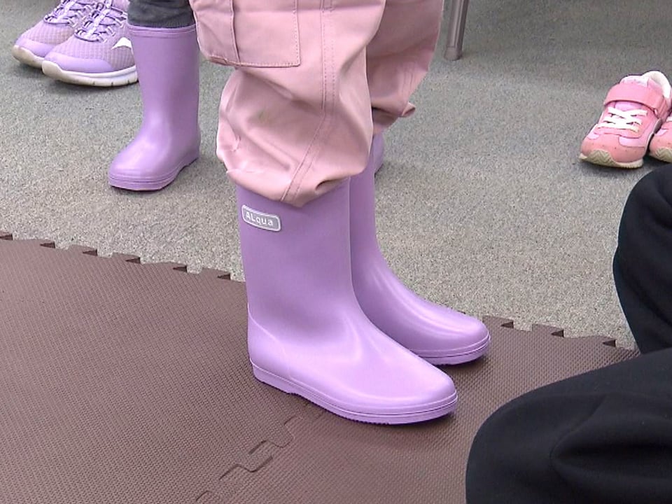 長靴メーカーの商品に親子がアドバイス 岐阜県信用保証協会「ヒトコト