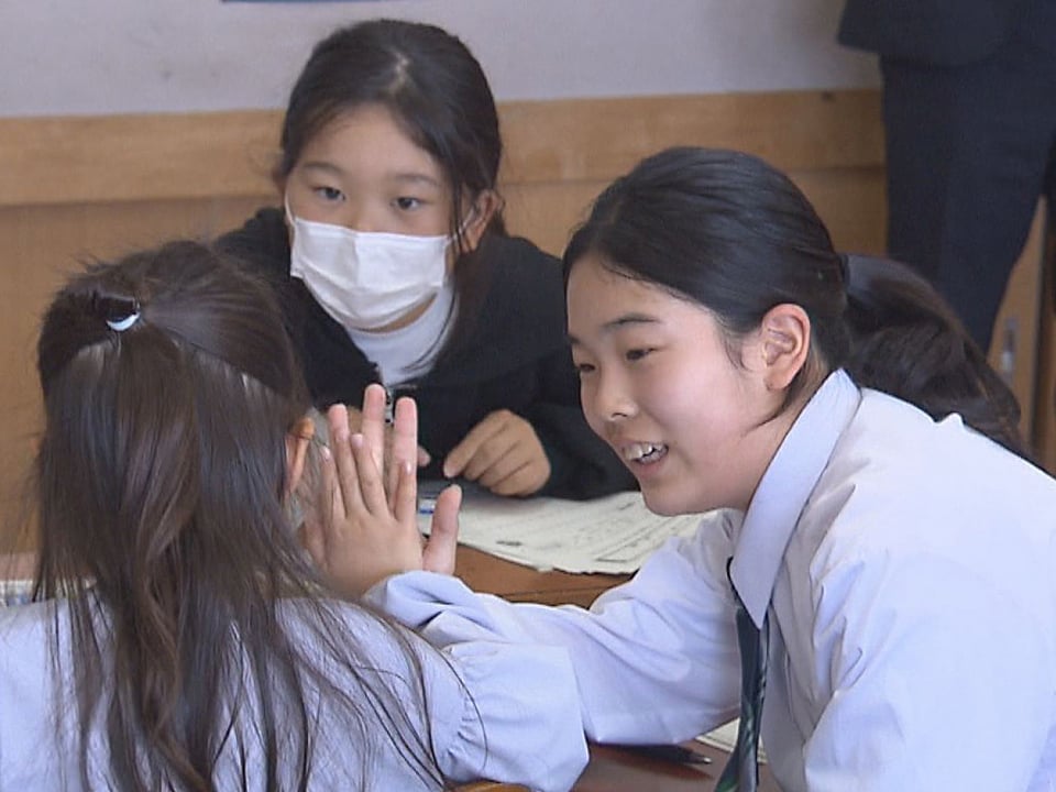 異学年で学び合い授業 上級生が下級生を優しく指導 岐阜県教委が5校を
