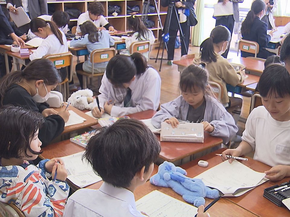 異学年で学び合い授業 上級生が下級生を優しく指導 岐阜県教委が5校を