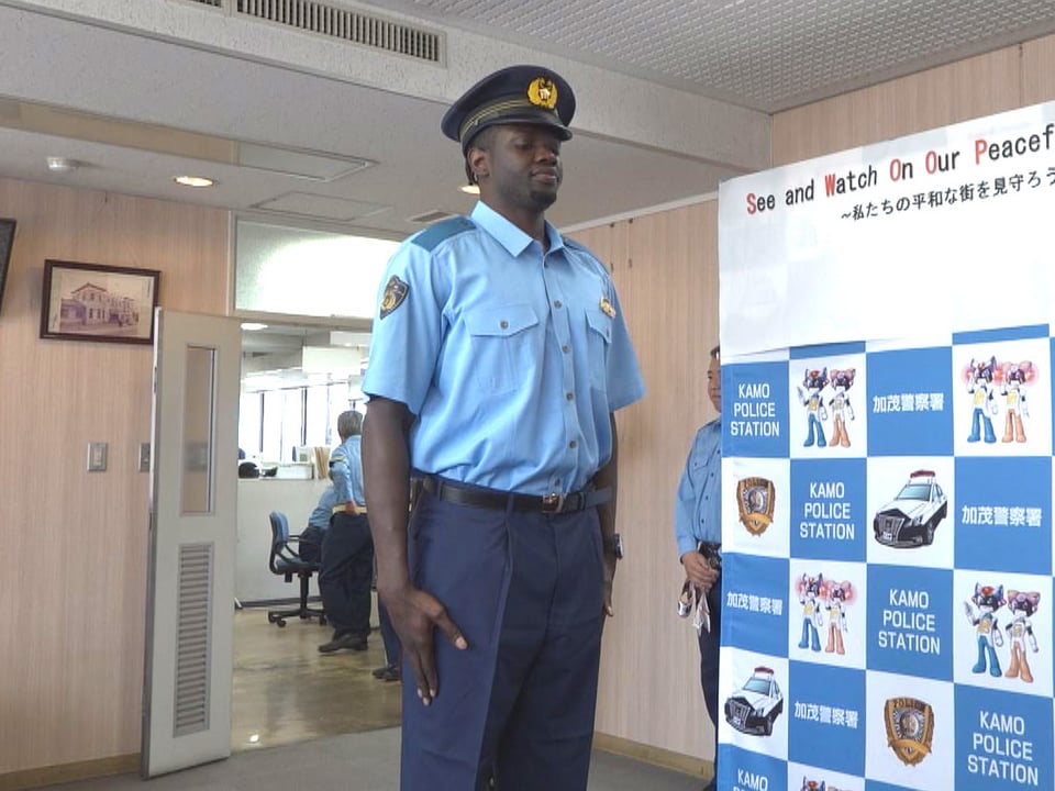 警察警備部長賞 バスケ・岐阜スゥープスのサンブ選手 一日加茂署長 詐欺被害防止や交通