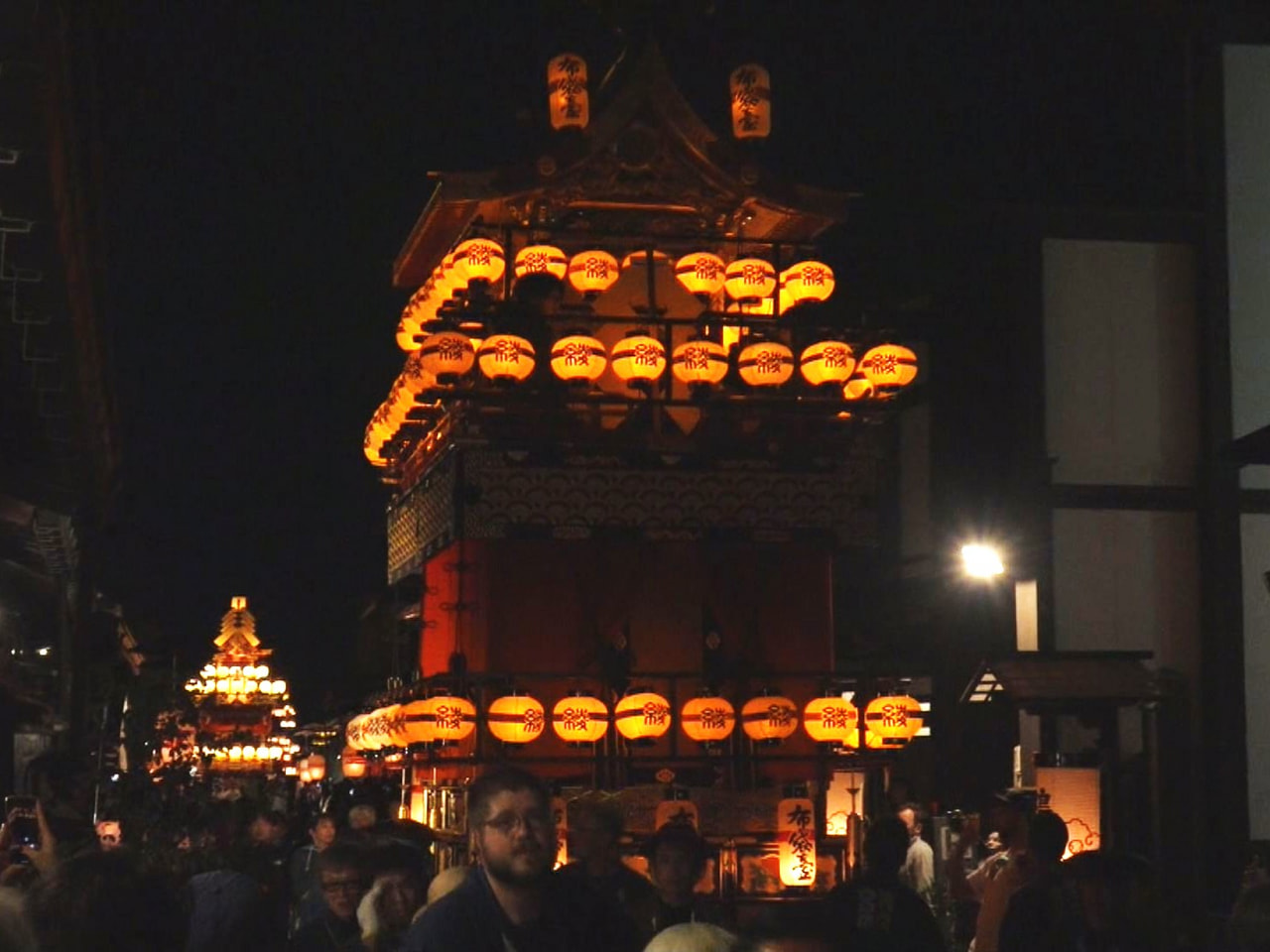 秋の高山祭 2日間で21万6000人 幻想的な宵祭 絢爛豪華な屋台